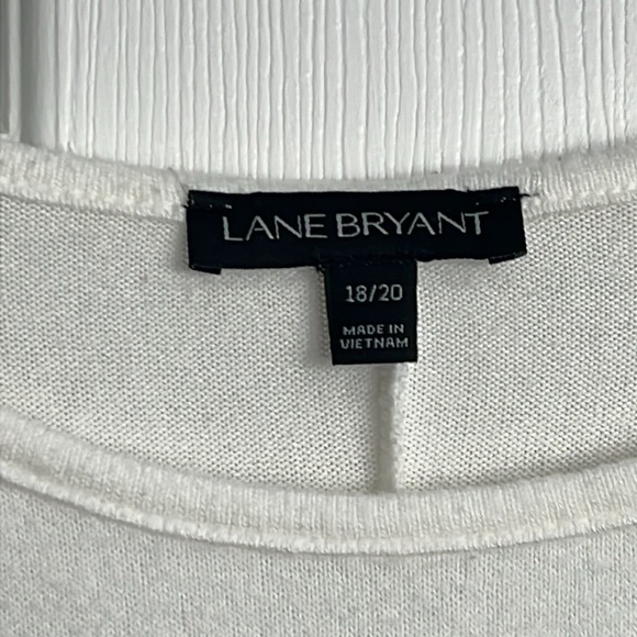 Lane Bryant women’s ivory top with black lace on the shoulders - Size 18 - 20. - Picture 4 of 6